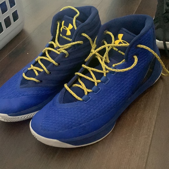 3 pairs of basketball shoes - Picture 2 of 4